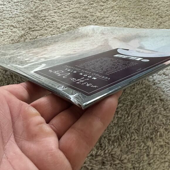 Ha Vay - Moon Girl Moon Shaped Vinyl VV Exclusive x/1500 RARE! IN HAND! - Picture 5 of 7